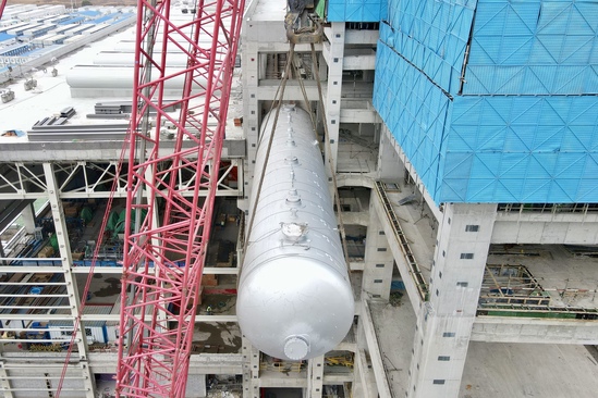 01.30漕泾二期项目3号机组除氧器顺利吊装就位.jpg